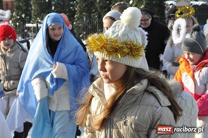 Zdjęcie w galerii na portalu naszraciborz.pl: Trzej Królowie i pastuszkowie w Brzeziu przy stajence wiadomości z regionu