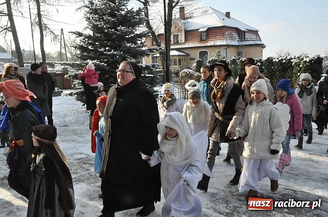 Zdjęcie w galerii na portalu naszraciborz.pl: Trzej Królowie i pastuszkowie w Brzeziu przy stajence wiadomości z regionu