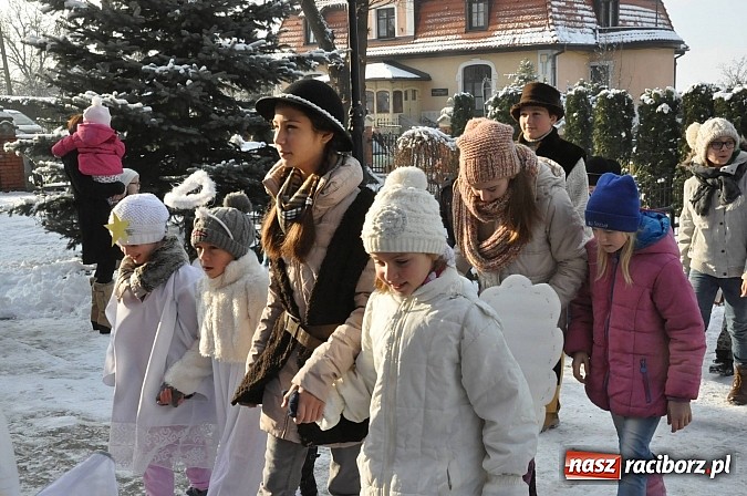 Zdjęcie w galerii na portalu naszraciborz.pl: Trzej Królowie i pastuszkowie w Brzeziu przy stajence wiadomości z regionu