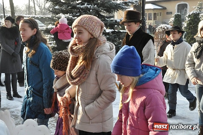 Zdjęcie w galerii na portalu naszraciborz.pl: Trzej Królowie i pastuszkowie w Brzeziu przy stajence wiadomości z regionu