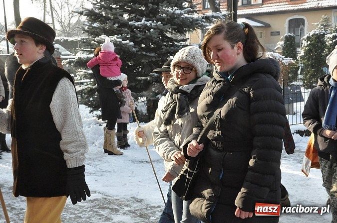 Zdjęcie w galerii na portalu naszraciborz.pl: Trzej Królowie i pastuszkowie w Brzeziu przy stajence wiadomości z regionu