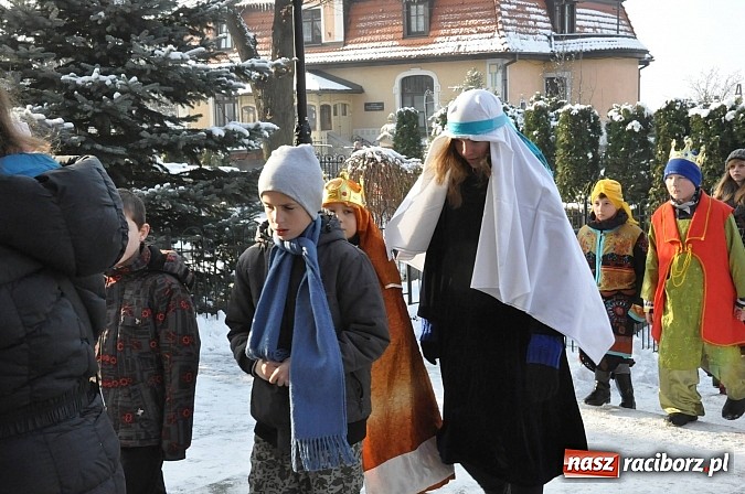 Zdjęcie w galerii na portalu naszraciborz.pl: Trzej Królowie i pastuszkowie w Brzeziu przy stajence wiadomości z regionu