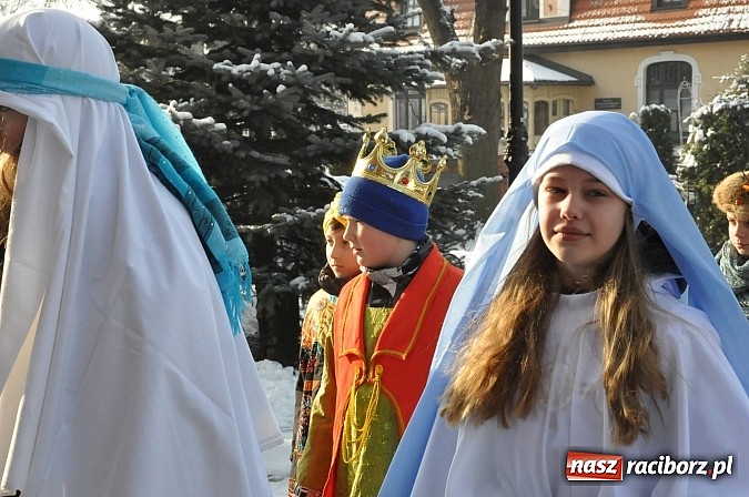 Zdjęcie w galerii na portalu naszraciborz.pl: Trzej Królowie i pastuszkowie w Brzeziu przy stajence wiadomości z regionu