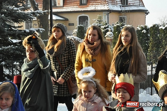 Zdjęcie w galerii na portalu naszraciborz.pl: Trzej Królowie i pastuszkowie w Brzeziu przy stajence wiadomości z regionu