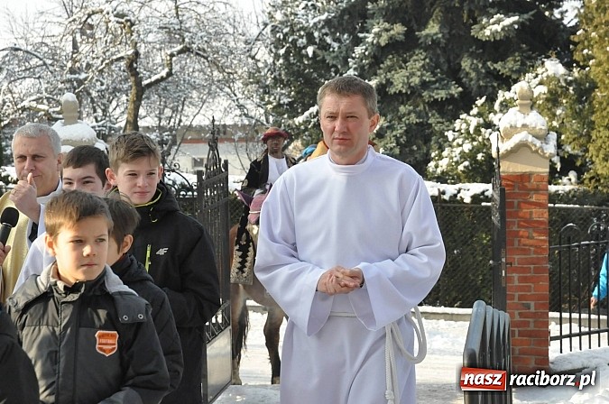 Zdjęcie w galerii na portalu naszraciborz.pl: Trzej Królowie i pastuszkowie w Brzeziu przy stajence wiadomości z regionu