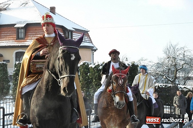Zdjęcie w galerii na portalu naszraciborz.pl: Trzej Królowie i pastuszkowie w Brzeziu przy stajence wiadomości z regionu