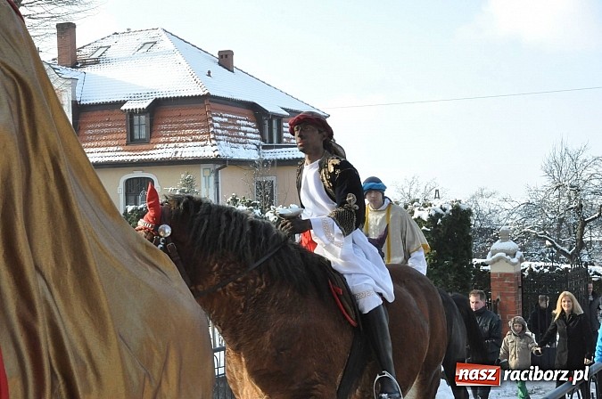 Zdjęcie w galerii na portalu naszraciborz.pl: Trzej Królowie i pastuszkowie w Brzeziu przy stajence wiadomości z regionu
