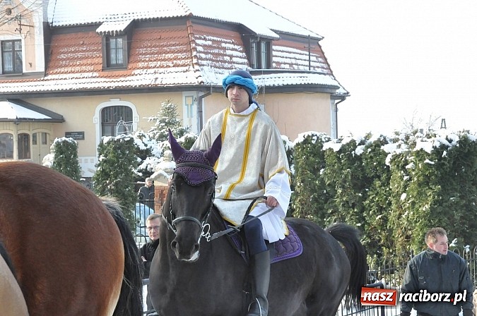 Zdjęcie w galerii na portalu naszraciborz.pl: Trzej Królowie i pastuszkowie w Brzeziu przy stajence wiadomości z regionu