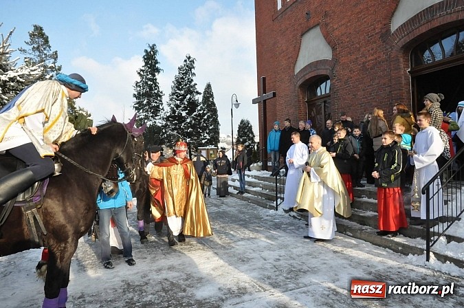Zdjęcie w galerii na portalu naszraciborz.pl: Trzej Królowie i pastuszkowie w Brzeziu przy stajence wiadomości z regionu