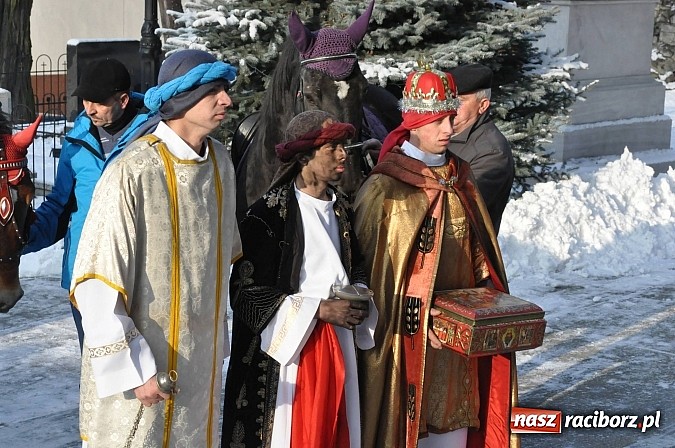 Zdjęcie w galerii na portalu naszraciborz.pl: Trzej Królowie i pastuszkowie w Brzeziu przy stajence wiadomości z regionu