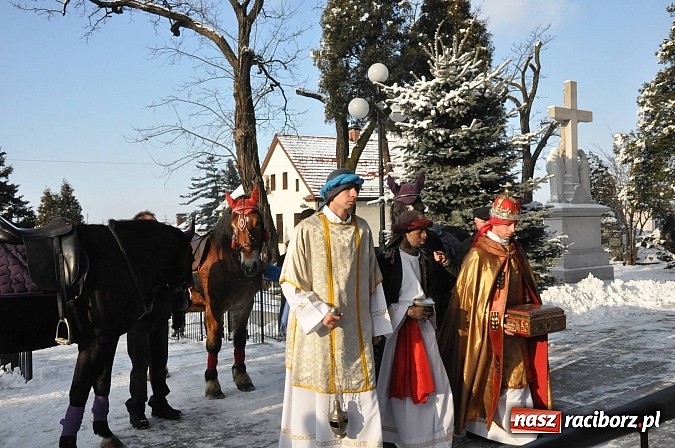 Zdjęcie w galerii na portalu naszraciborz.pl: Trzej Królowie i pastuszkowie w Brzeziu przy stajence wiadomości z regionu