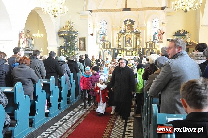 Zdjęcie w galerii na portalu naszraciborz.pl: Trzej Królowie i pastuszkowie w Brzeziu przy stajence wiadomości z regionu