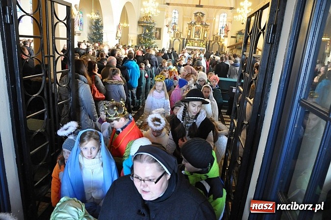 Zdjęcie w galerii na portalu naszraciborz.pl: Trzej Królowie i pastuszkowie w Brzeziu przy stajence wiadomości z regionu