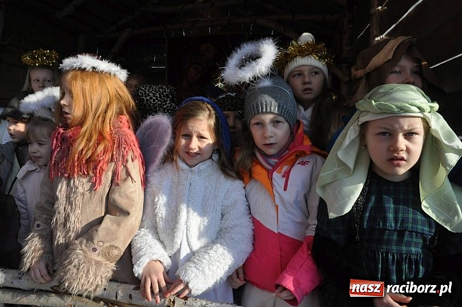 Zdjęcie w galerii na portalu naszraciborz.pl: Trzej Królowie i pastuszkowie w Brzeziu przy stajence wiadomości z regionu