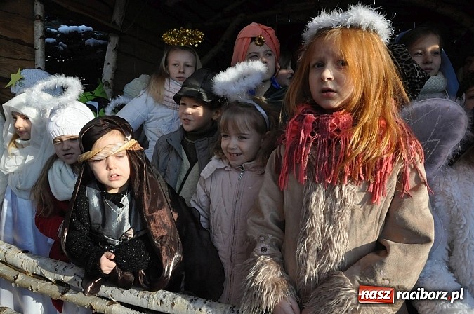 Zdjęcie w galerii na portalu naszraciborz.pl: Trzej Królowie i pastuszkowie w Brzeziu przy stajence wiadomości z regionu