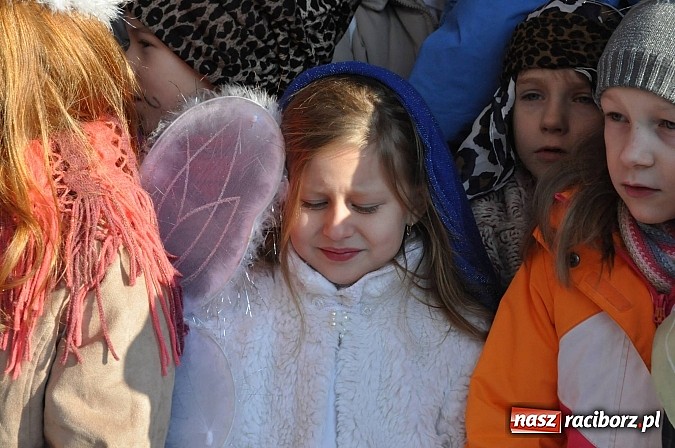 Zdjęcie w galerii na portalu naszraciborz.pl: Trzej Królowie i pastuszkowie w Brzeziu przy stajence wiadomości z regionu