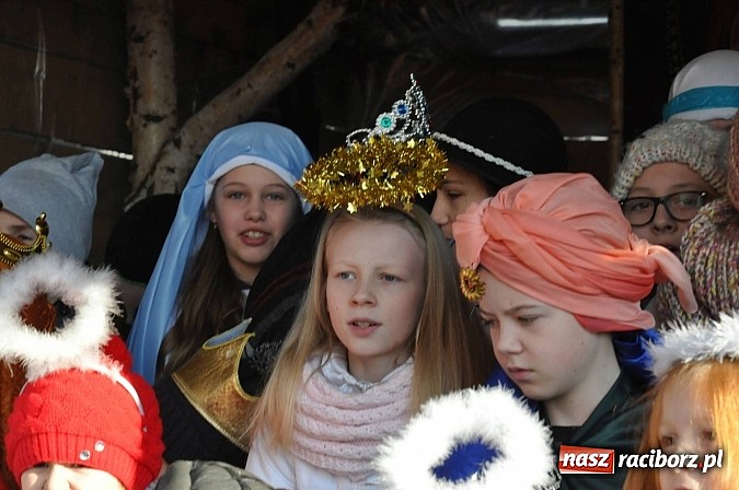 Zdjęcie w galerii na portalu naszraciborz.pl: Trzej Królowie i pastuszkowie w Brzeziu przy stajence wiadomości z regionu