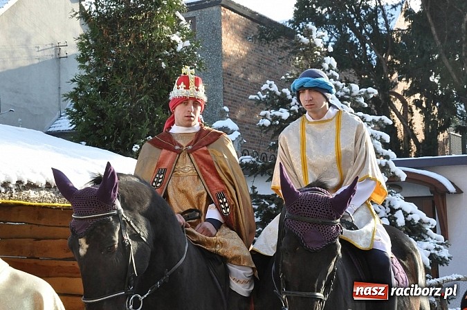 Zdjęcie w galerii na portalu naszraciborz.pl: Trzej Królowie i pastuszkowie w Brzeziu przy stajence wiadomości z regionu