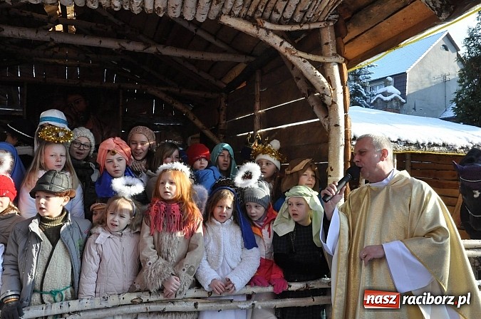Zdjęcie w galerii na portalu naszraciborz.pl: Trzej Królowie i pastuszkowie w Brzeziu przy stajence wiadomości z regionu