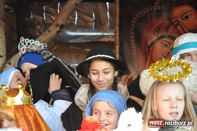 Zdjęcie w galerii na portalu naszraciborz.pl: Trzej Królowie i pastuszkowie w Brzeziu przy stajence wiadomości z regionu