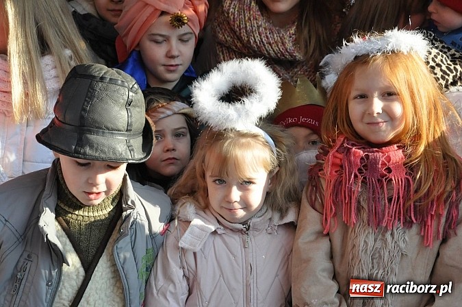 Zdjęcie w galerii na portalu naszraciborz.pl: Trzej Królowie i pastuszkowie w Brzeziu przy stajence wiadomości z regionu