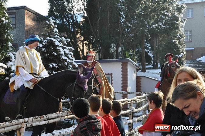 Zdjęcie w galerii na portalu naszraciborz.pl: Trzej Królowie i pastuszkowie w Brzeziu przy stajence wiadomości z regionu