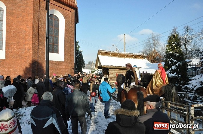 Zdjęcie w galerii na portalu naszraciborz.pl: Trzej Królowie i pastuszkowie w Brzeziu przy stajence wiadomości z regionu