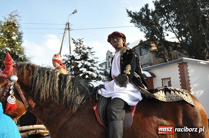 Zdjęcie w galerii na portalu naszraciborz.pl: Trzej Królowie i pastuszkowie w Brzeziu przy stajence wiadomości z regionu