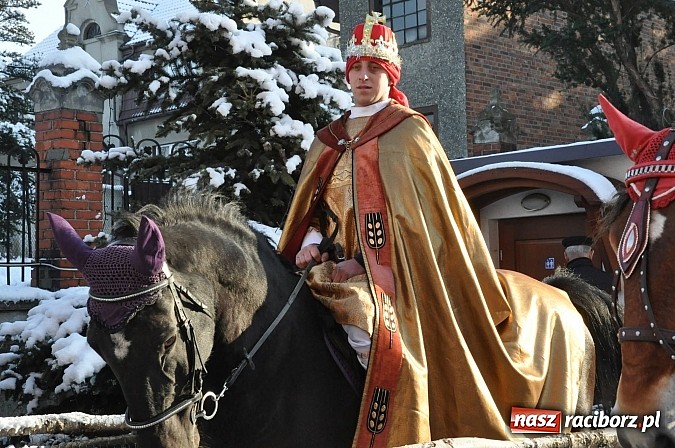 Zdjęcie w galerii na portalu naszraciborz.pl: Trzej Królowie i pastuszkowie w Brzeziu przy stajence wiadomości z regionu