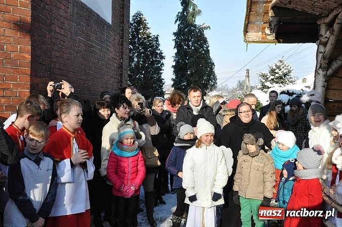 Zdjęcie w galerii na portalu naszraciborz.pl: Trzej Królowie i pastuszkowie w Brzeziu przy stajence wiadomości z regionu