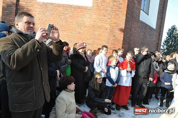 Zdjęcie w galerii na portalu naszraciborz.pl: Trzej Królowie i pastuszkowie w Brzeziu przy stajence wiadomości z regionu