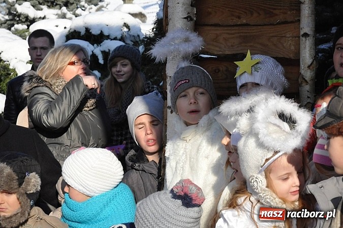Zdjęcie w galerii na portalu naszraciborz.pl: Trzej Królowie i pastuszkowie w Brzeziu przy stajence wiadomości z regionu