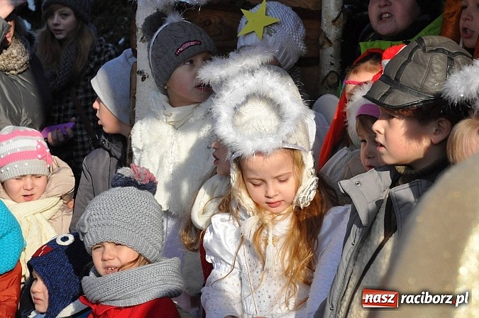 Zdjęcie w galerii na portalu naszraciborz.pl: Trzej Królowie i pastuszkowie w Brzeziu przy stajence wiadomości z regionu