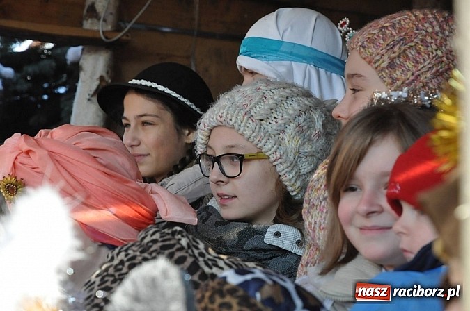 Zdjęcie w galerii na portalu naszraciborz.pl: Trzej Królowie i pastuszkowie w Brzeziu przy stajence wiadomości z regionu