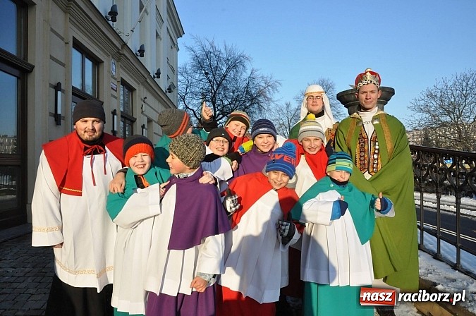 Zdjęcie w galerii na portalu naszraciborz.pl: I Raciborski Orszak Trzech Króli. Setki wiernych przeszło ze Starej Wsi na Rynek. WIDEO wiadomości z regionu