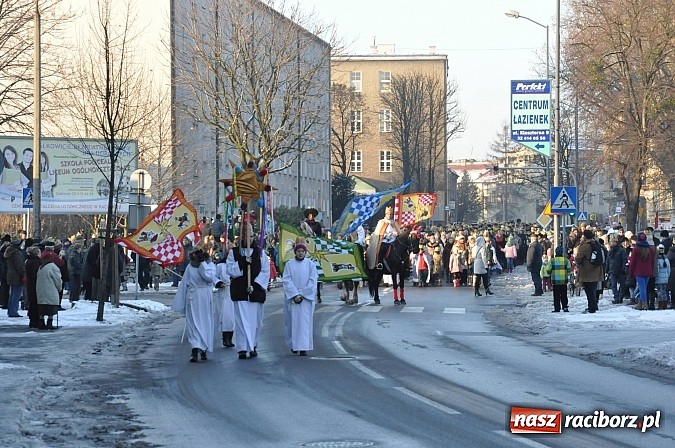 Zdjęcie w galerii na portalu naszraciborz.pl: I Raciborski Orszak Trzech Króli. Setki wiernych przeszło ze Starej Wsi na Rynek. WIDEO wiadomości z regionu