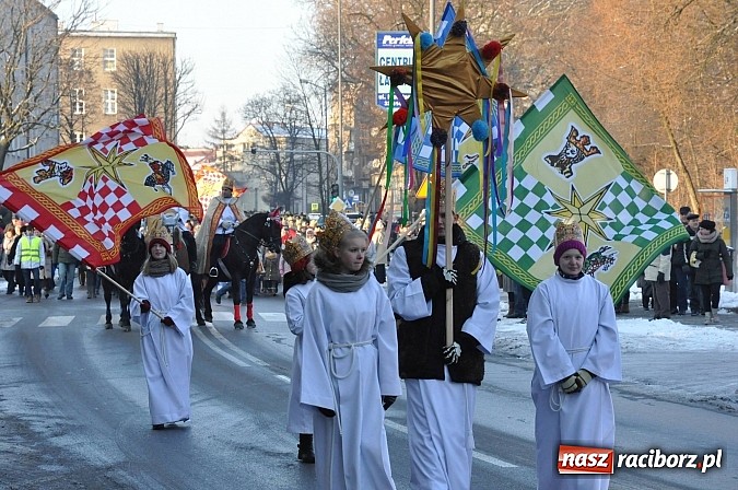 Zdjęcie w galerii na portalu naszraciborz.pl: I Raciborski Orszak Trzech Króli. Setki wiernych przeszło ze Starej Wsi na Rynek. WIDEO wiadomości z regionu