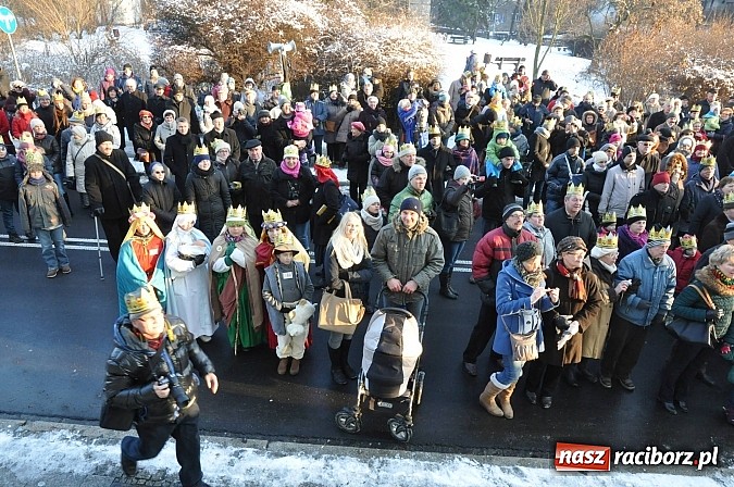 Zdjęcie w galerii na portalu naszraciborz.pl: I Raciborski Orszak Trzech Króli. Setki wiernych przeszło ze Starej Wsi na Rynek. WIDEO wiadomości z regionu