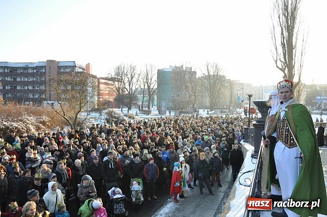 Zdjęcie w galerii na portalu naszraciborz.pl: I Raciborski Orszak Trzech Króli. Setki wiernych przeszło ze Starej Wsi na Rynek. WIDEO wiadomości z regionu