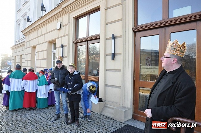 Zdjęcie w galerii na portalu naszraciborz.pl: I Raciborski Orszak Trzech Króli. Setki wiernych przeszło ze Starej Wsi na Rynek. WIDEO wiadomości z regionu