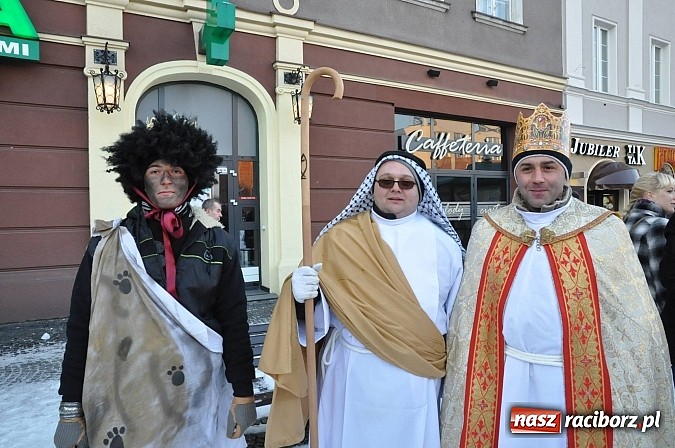 Zdjęcie w galerii na portalu naszraciborz.pl: I Raciborski Orszak Trzech Króli. Setki wiernych przeszło ze Starej Wsi na Rynek. WIDEO wiadomości z regionu