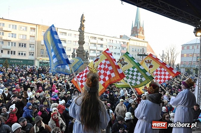 Zdjęcie w galerii na portalu naszraciborz.pl: I Raciborski Orszak Trzech Króli. Setki wiernych przeszło ze Starej Wsi na Rynek. WIDEO wiadomości z regionu