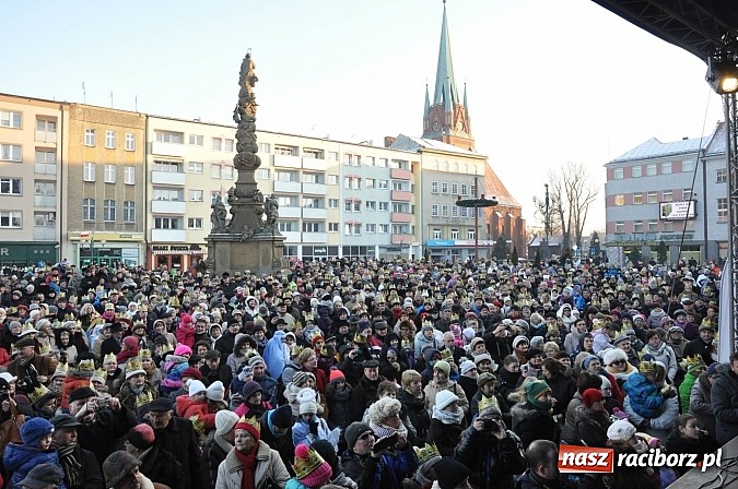 Zdjęcie w galerii na portalu naszraciborz.pl: I Raciborski Orszak Trzech Króli. Setki wiernych przeszło ze Starej Wsi na Rynek. WIDEO wiadomości z regionu