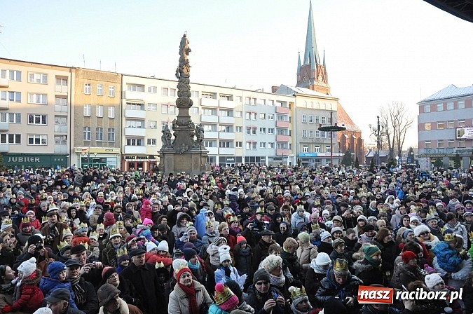 Zdjęcie w galerii na portalu naszraciborz.pl: I Raciborski Orszak Trzech Króli. Setki wiernych przeszło ze Starej Wsi na Rynek. WIDEO wiadomości z regionu