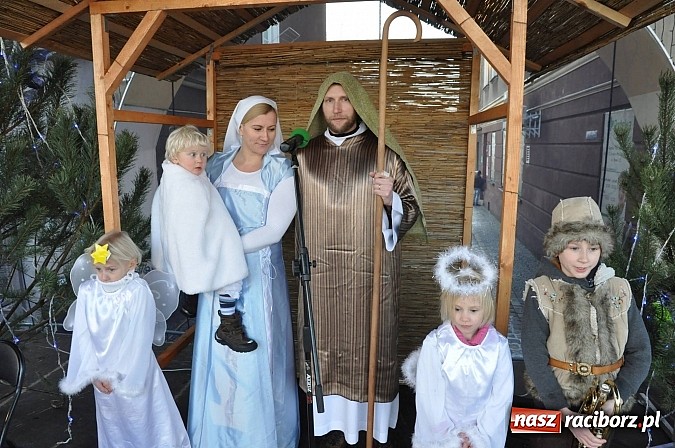Zdjęcie w galerii na portalu naszraciborz.pl: I Raciborski Orszak Trzech Króli. Setki wiernych przeszło ze Starej Wsi na Rynek. WIDEO wiadomości z regionu