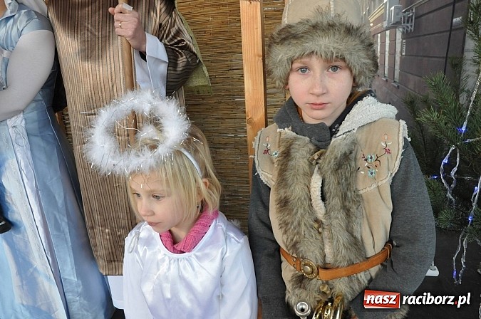 Zdjęcie w galerii na portalu naszraciborz.pl: I Raciborski Orszak Trzech Króli. Setki wiernych przeszło ze Starej Wsi na Rynek. WIDEO wiadomości z regionu