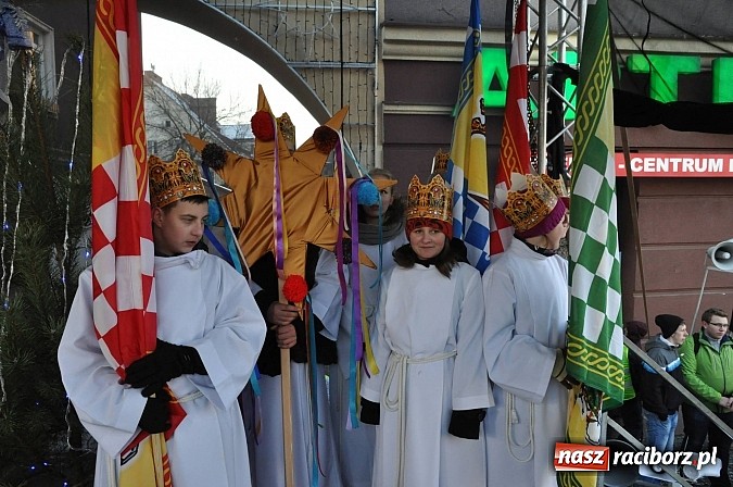 Zdjęcie w galerii na portalu naszraciborz.pl: I Raciborski Orszak Trzech Króli. Setki wiernych przeszło ze Starej Wsi na Rynek. WIDEO wiadomości z regionu