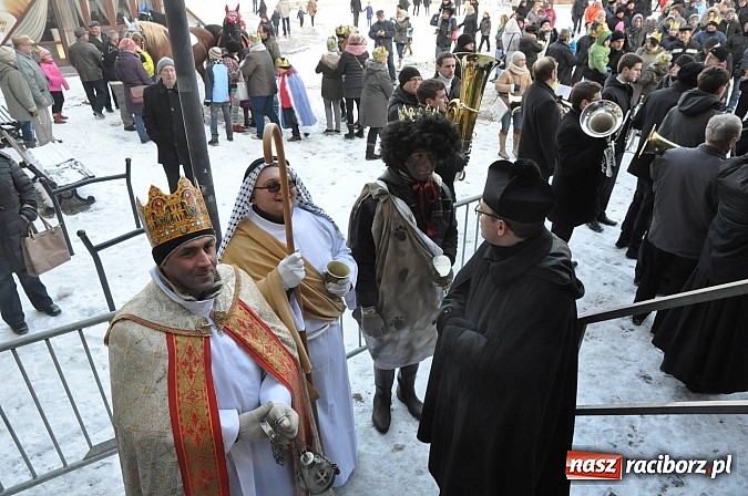 Zdjęcie w galerii na portalu naszraciborz.pl: I Raciborski Orszak Trzech Króli. Setki wiernych przeszło ze Starej Wsi na Rynek. WIDEO wiadomości z regionu