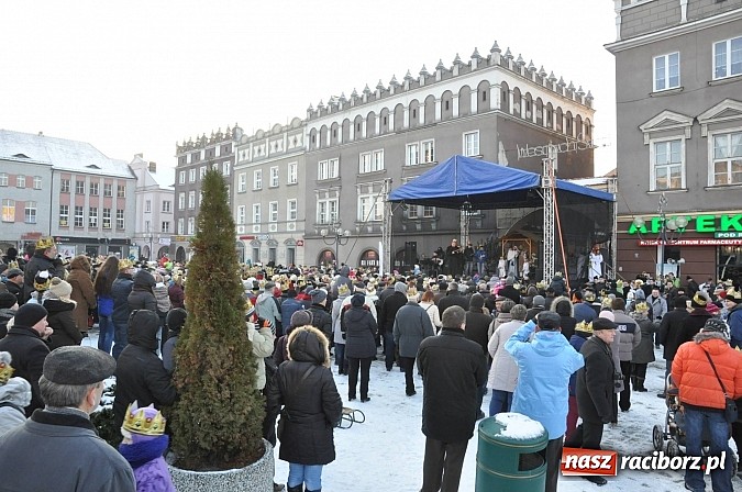 Zdjęcie w galerii na portalu naszraciborz.pl: I Raciborski Orszak Trzech Króli. Setki wiernych przeszło ze Starej Wsi na Rynek. WIDEO wiadomości z regionu