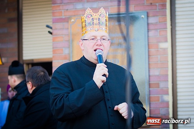 Zdjęcie w galerii na portalu naszraciborz.pl: I Raciborski Orszak Trzech Króli. Setki wiernych przeszło ze Starej Wsi na Rynek. WIDEO wiadomości z regionu